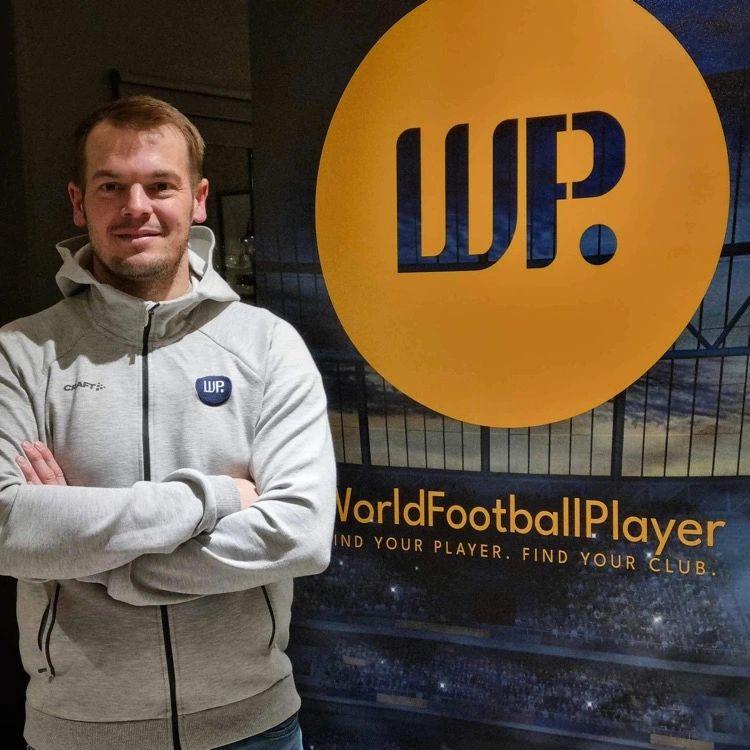 Jonas på WFP står framför en banner med logotyp.